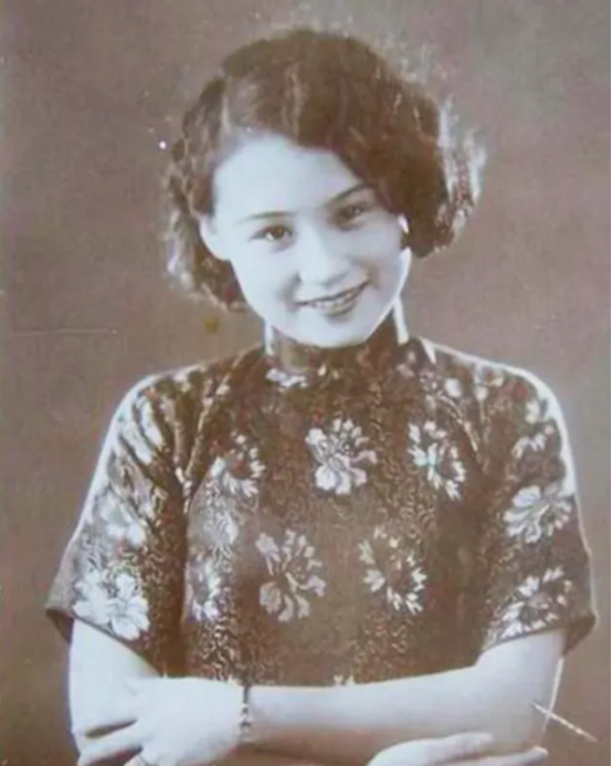 1937年，影星陈燕燕去闺蜜家赴宴，谁知趁她不备，闺蜜将迷药偷放进她杯子，陈燕燕