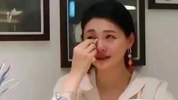 打脸了！卤蛋在韩带女子与老妈出街 举止亲密气氛活跃，大s天塌了