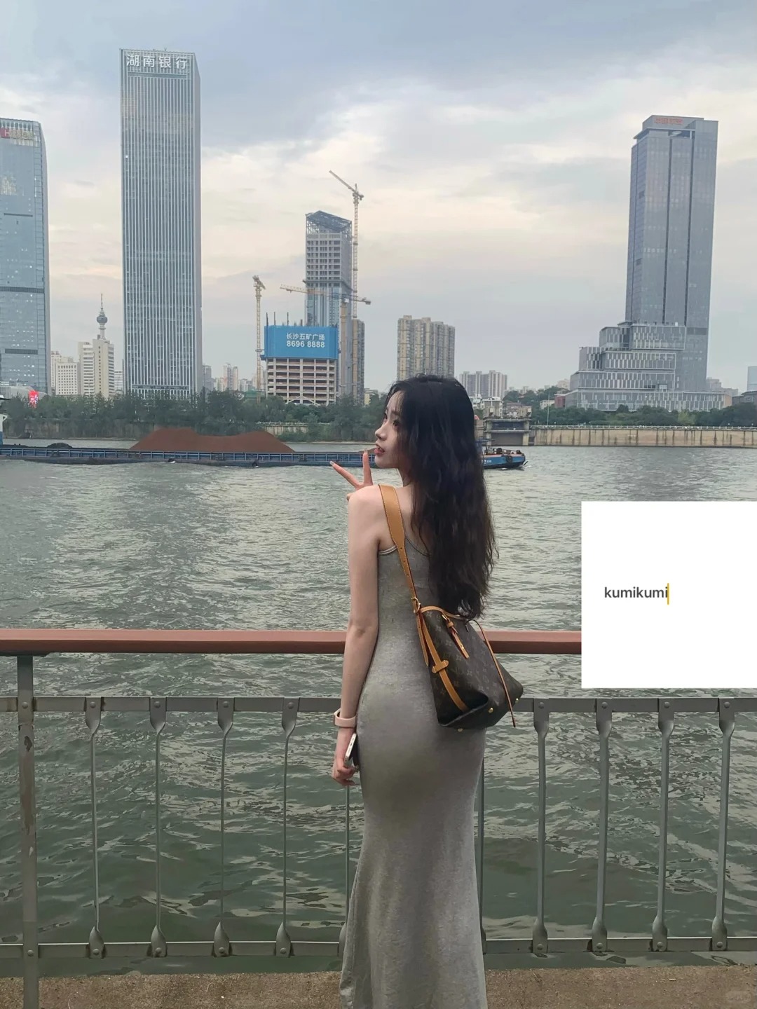 我不说谁知道长沙这个裙子38元子啊！
没想到这么多人在等这件啊啊啊啊 好穿显身材