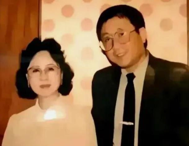 琼瑶是个好人。当初看到大陆很多她的盗版，不但不生气还很高兴有那么多人喜欢她的书。