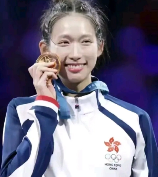刚刚拿下巴黎奥运会重剑冠军的香港美女江旻恵，笑起来神似林志玲，不笑的时候美若朱玲