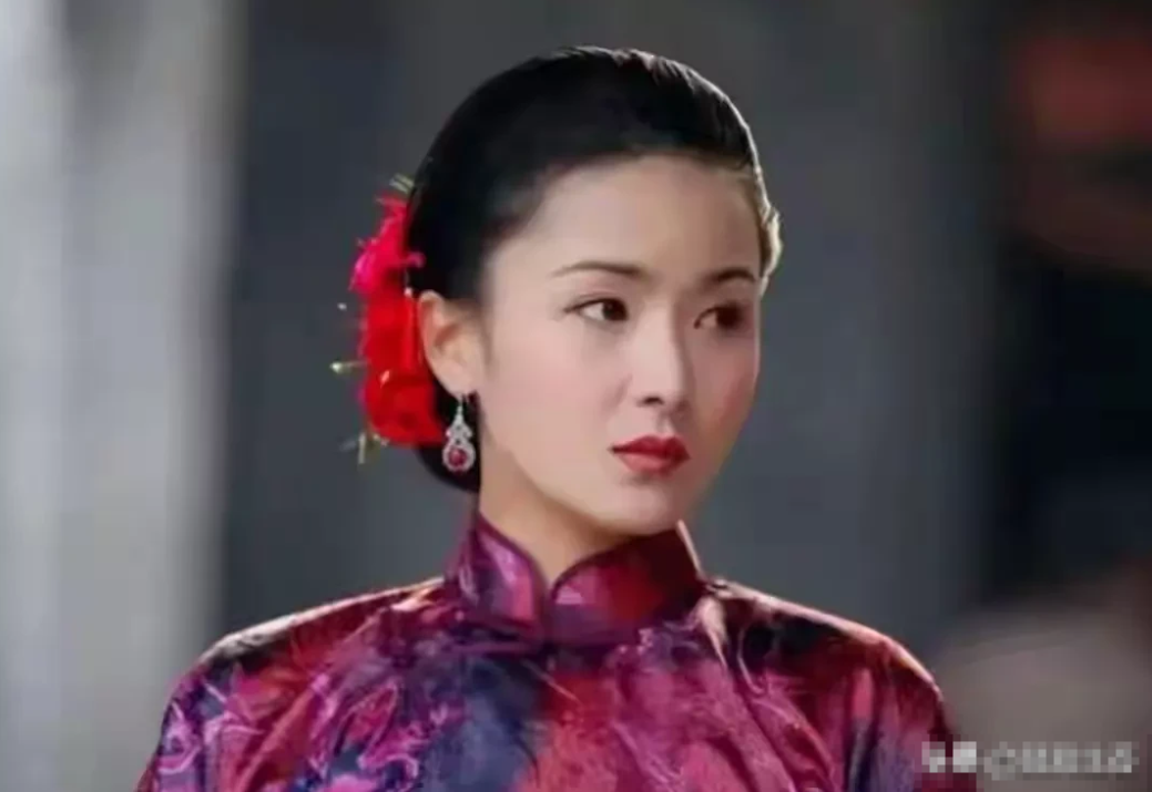 她挺好看的。
演过不少电视剧，
有一些是年代戏。

对影视演员如数家珍的我，
唯