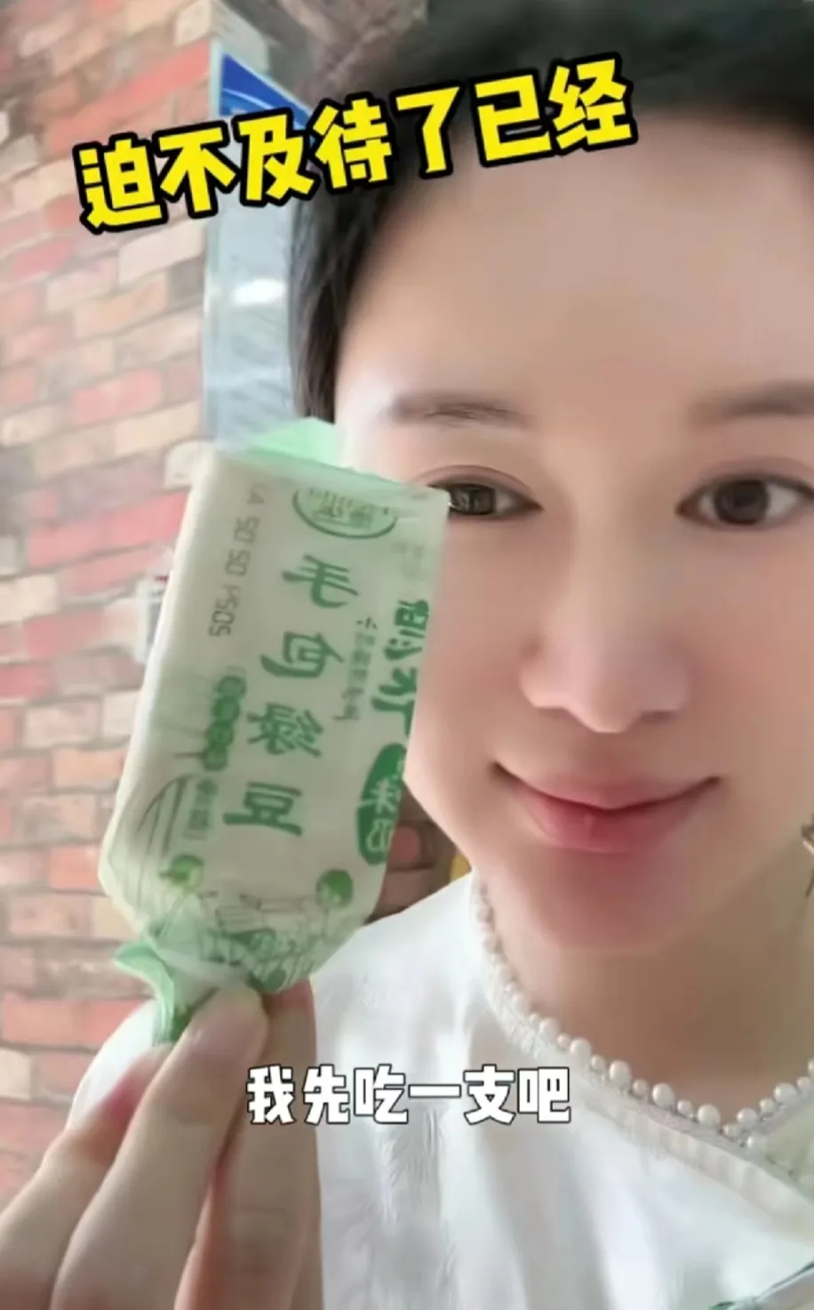 张纪中引发热议！
5月30日，知名导演张纪中突然引发了热议，只因为他和小娇妻杜星