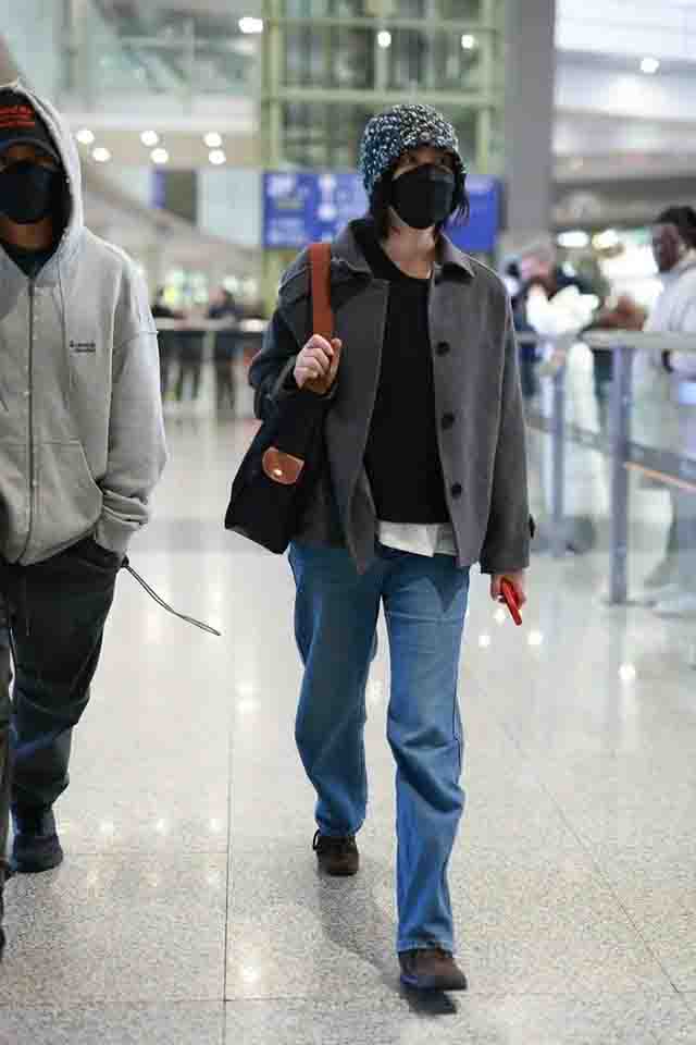 王菲和谢霆锋度假结束，低调回国，还是被媒体拍了个正着。
什么是天后？仓促露个面，