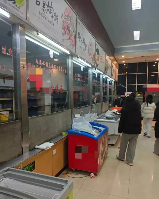 谁给的权利？山东济南，男子在学校餐厅档口煮泡面，一包泡面收费3.5元，自带仅收取