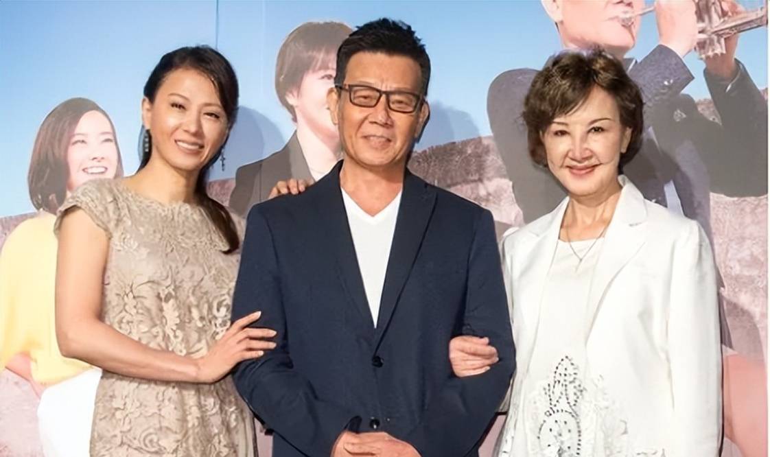 那夜，知名演员寇世勋对妻子崔瑶琪说:告诉你一个好消息，我又爱上了另一个女人，从明