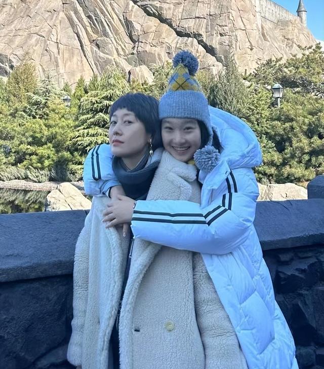 马伊琍为大女儿庆生，16岁爱马打扮成熟，和文章贴面同框感情好（马伊琍女儿跟谁）-第20张图片-九妖电影