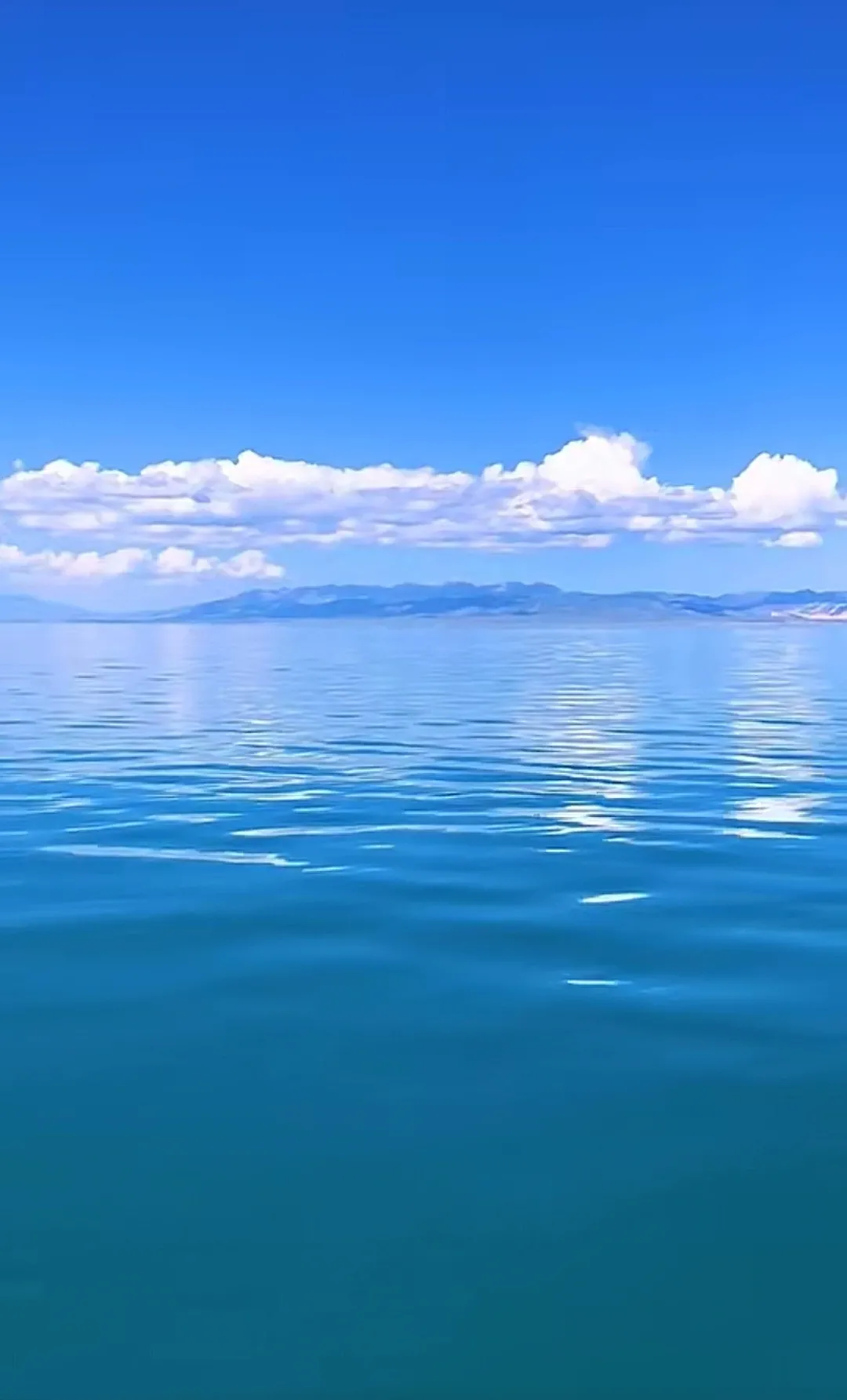 青海湖畔，碧水荡漾，波光粼粼如宝石般璀璨