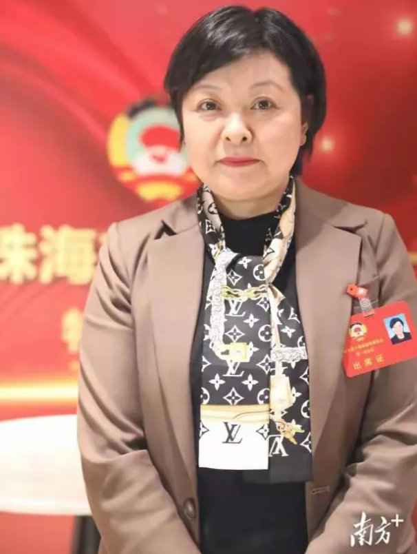 戴了一条LV被查了，一个局长，还是市场监督局的局长，单纯靠工资买不起LV吗？
