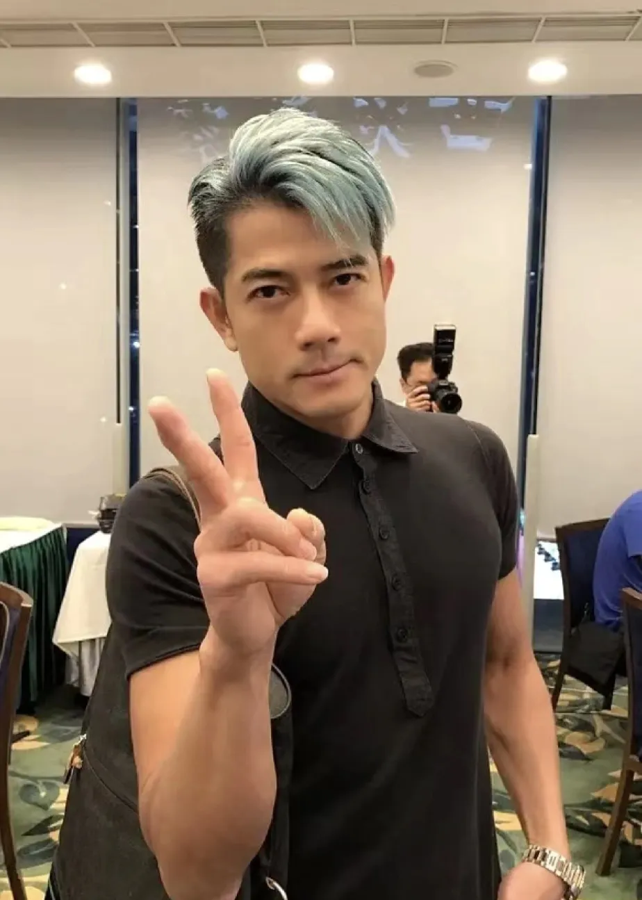 六旬的郭富城，终于用蓝色的头发超过了刘德华的金色发型！老郭真是太敢玩了！这个年纪