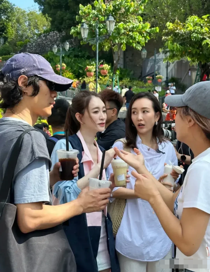 澳门惊喜偶遇：李小冉与王鸥的亲和魅力
在澳门悠然地参观游览，竟意外邂逅了李小冉和