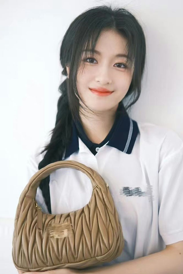 #李兰迪张元英又撞衫了#有一说一，我也觉得李兰迪赢了。中国有句古话，识时务者为俊