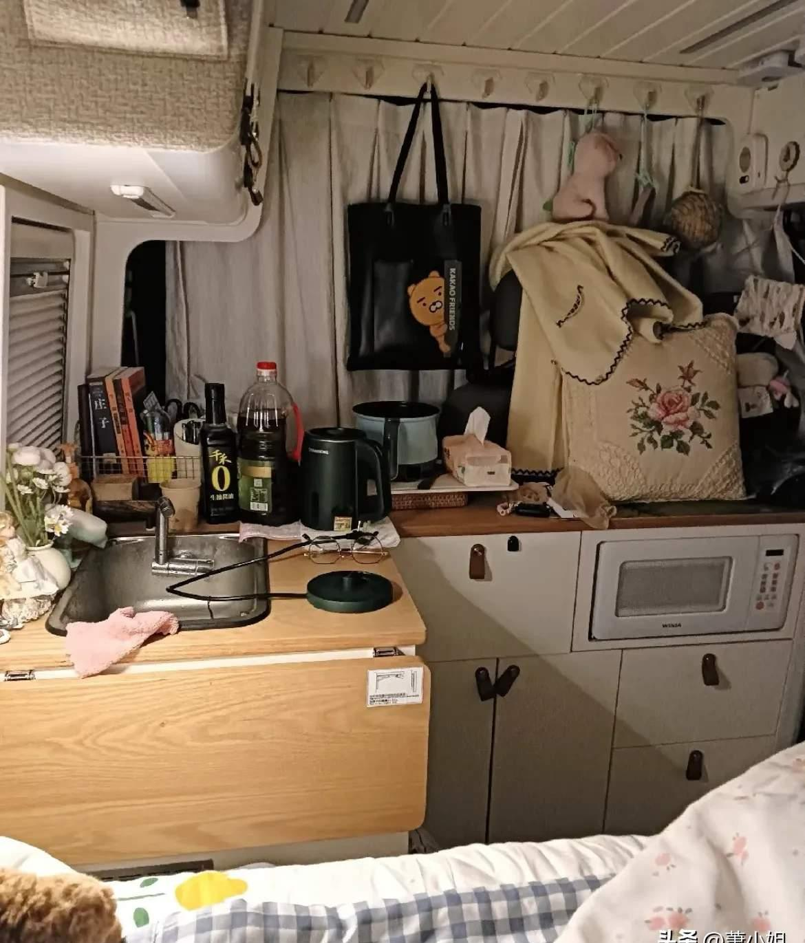 单位有一位单身女同事，因为房子离单位比较远，于是买了一辆二手房车，每天早上下班就