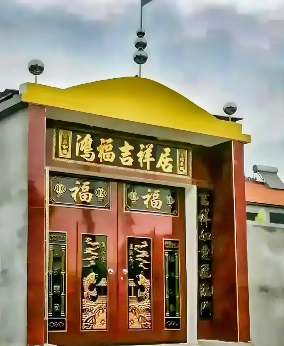 一女子家装修，在院子门口特别安装了一个看上去十分大气的门！女子满心欢喜！不料，接