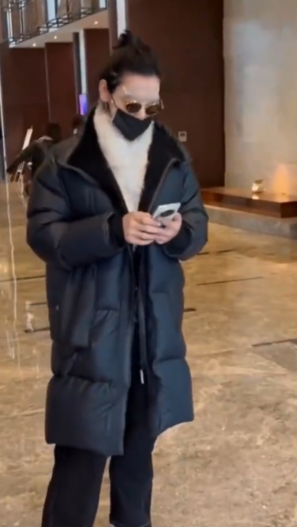 路人拍到的向佐路透，墨镜面膜口罩有一点点好笑，网友：向佐敷面膜都这么抽象吗？