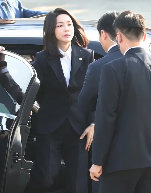 金建希车窗照绝美，宛如现实版韩剧女主角。