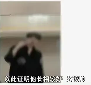 浙江绍兴，00后女子贺某，与男网友相约在宾馆见面。没想到走进房间，却发现里面一团