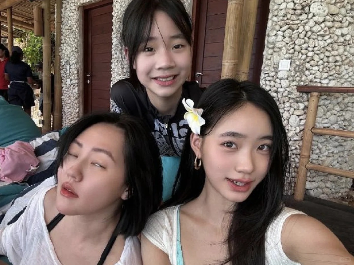 omg❗小S怎么忍得了二女儿的啊？？
小S一家人旅游去了，不过大女儿不在，小女儿