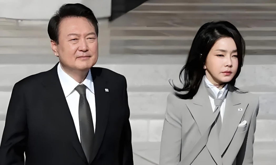 韩国国会事件最害怕的人不是尹锡悦而是他老婆金建希！按照目前的形势，尹锡悦要么主动