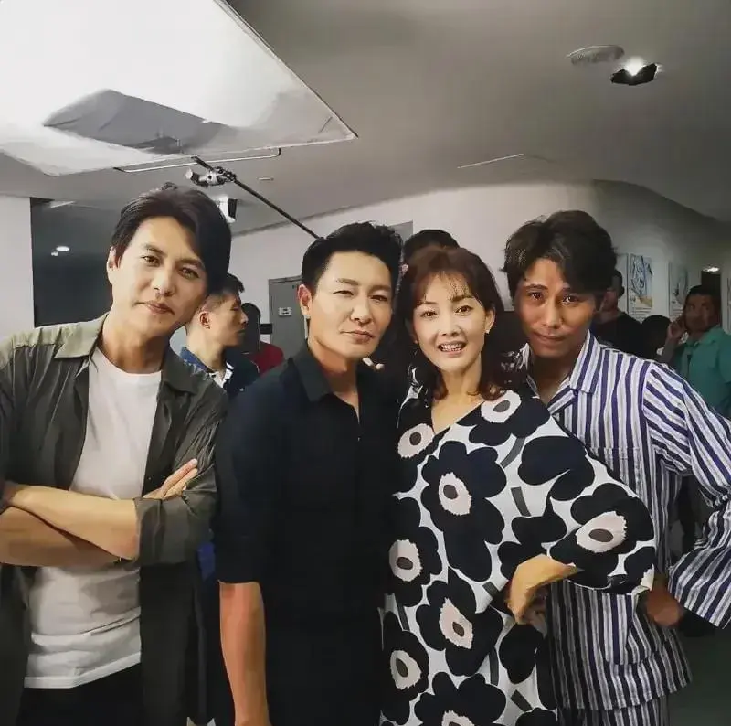 谁要是把这四位都认出来，可真了不起，记忆力也超强，不瞒您说，我只认出了靳东和李乃