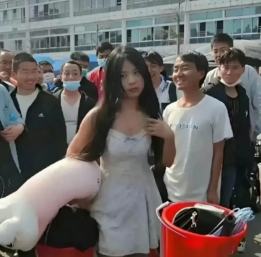 这姑娘从海南回来的吧？