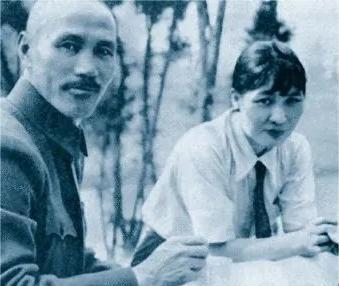 1927年4月15日，蒋介石从上海真如车站，乘上一列花车，驶往南京，他在苏州停了