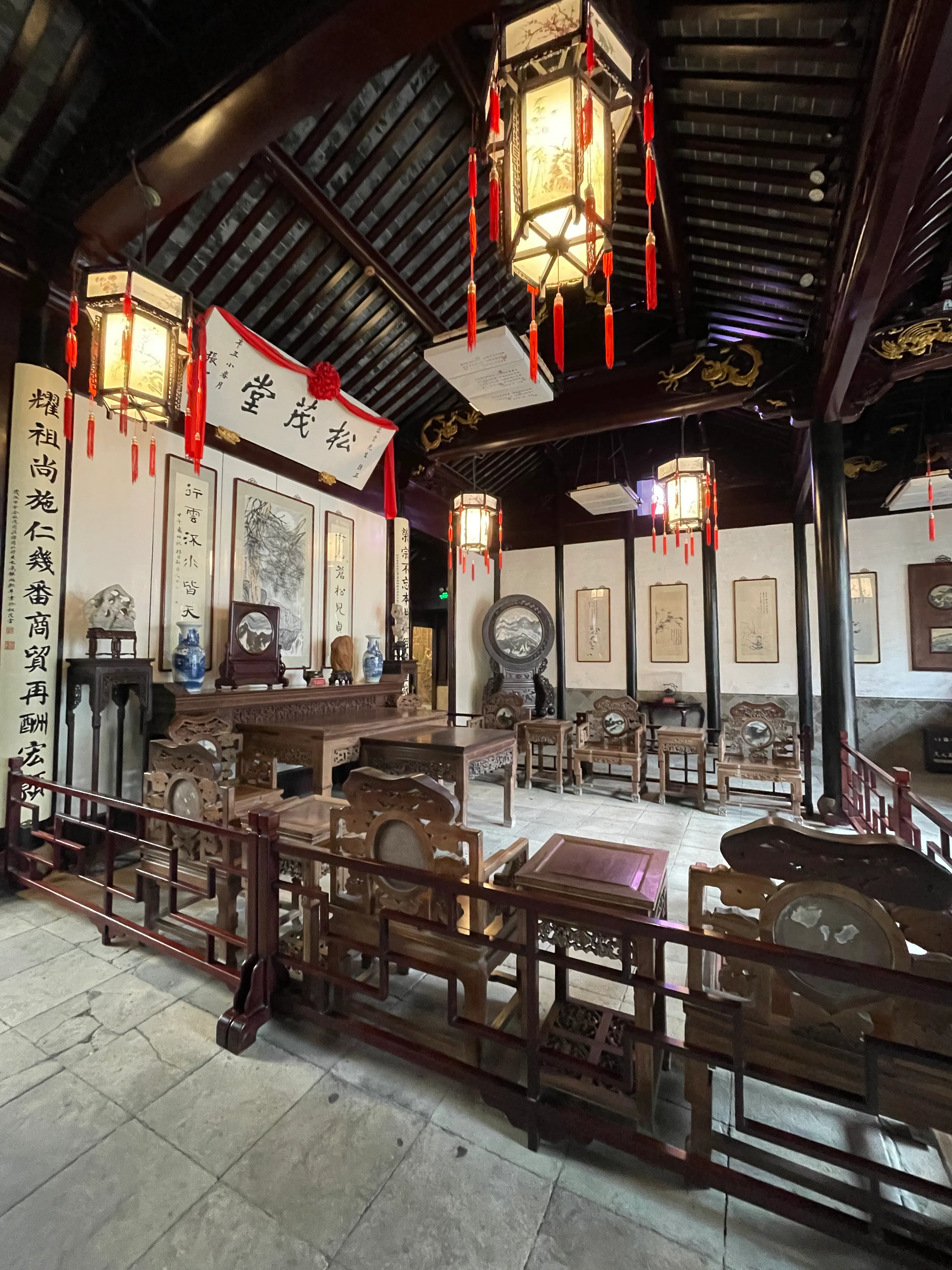 金也空，银也空，
死后何曾握手中？
妻也空，子也空，
黄泉路上不相逢！
权也空，