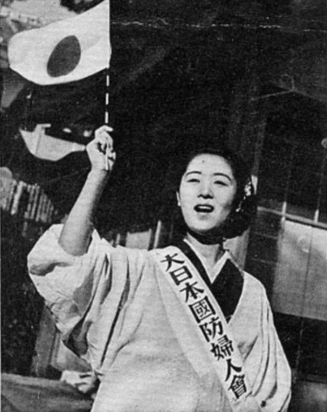 侵华期间的日本女人有多疯狂？

日本有个叫井上的军官，娶妻后沉迷夫妻生活，妻子千