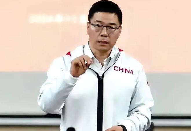 中国男篮集训第一天的内容，当然是开会了。
新任篮协主席郭振明发表了讲话，提出了很