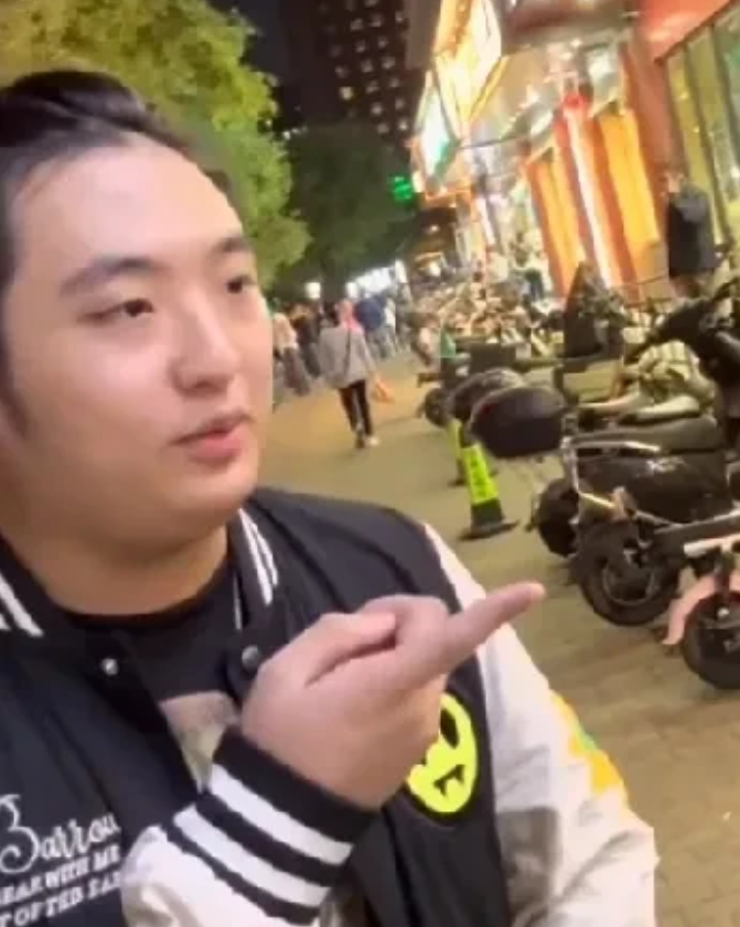 突然就很心疼吴费曼，他在节目里就只是露了一个脸而已，就被一些网友追着骂长残了，太