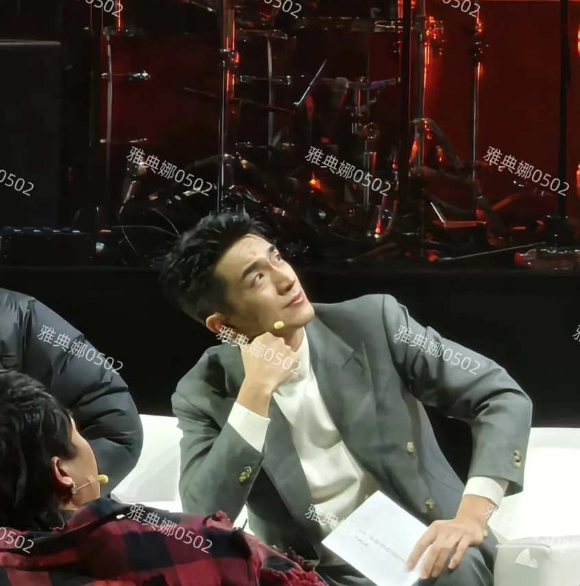 林更新太不上镜了，本人比剧里帅太多了，模特身材又高又瘦脸小腿长，浓眉大眼五官立体