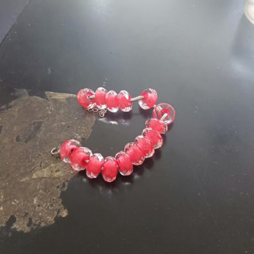    我真是郁闷到了极点！你看看，图一是卖家秀，图二是买家秀，这能是同一个手链吗