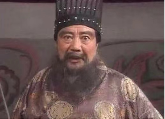 彼时，董卓正在悠然自得地畅饮美酒，享受人生