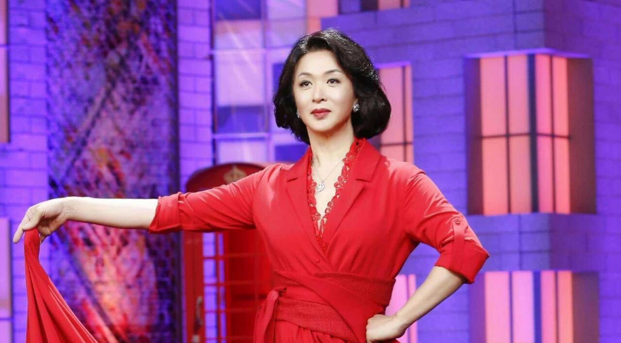 金星嘲讽过气女歌手，租500万礼服耍大牌