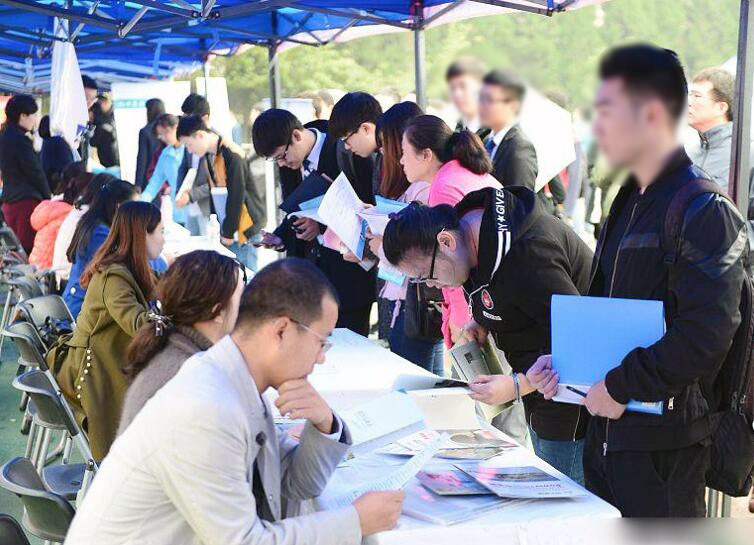 尽管当前高校毕业生就业市场整体面临挑战，但名校毕业生的就业情况还是非常不错的。以
