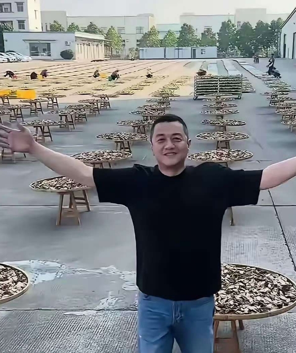 李亚鹏茶叶卖不动去卖酒，酒也卖不动又去卖陈皮了。这陈皮也不便宜上千一斤呢。就是不