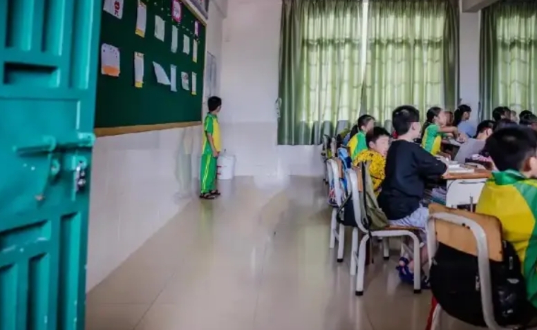 “闹大了！”山东，一熊孩子上课淘气，老师罚站30分钟，不料家长得知后，让老师赔礼