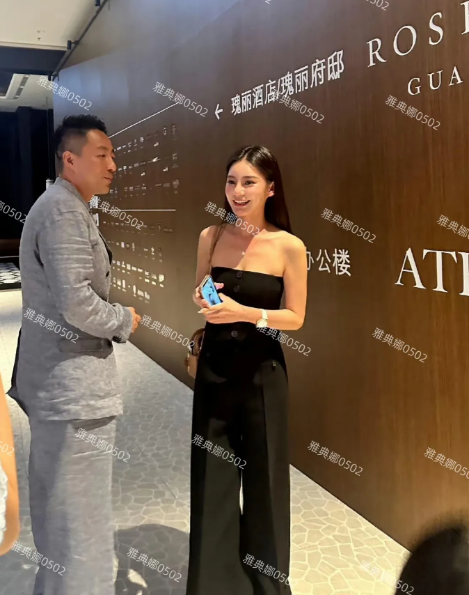 广州酒店偶遇汪小菲和他的新婚妻子，马筱梅本人真的很漂亮，有点儿Angelabab