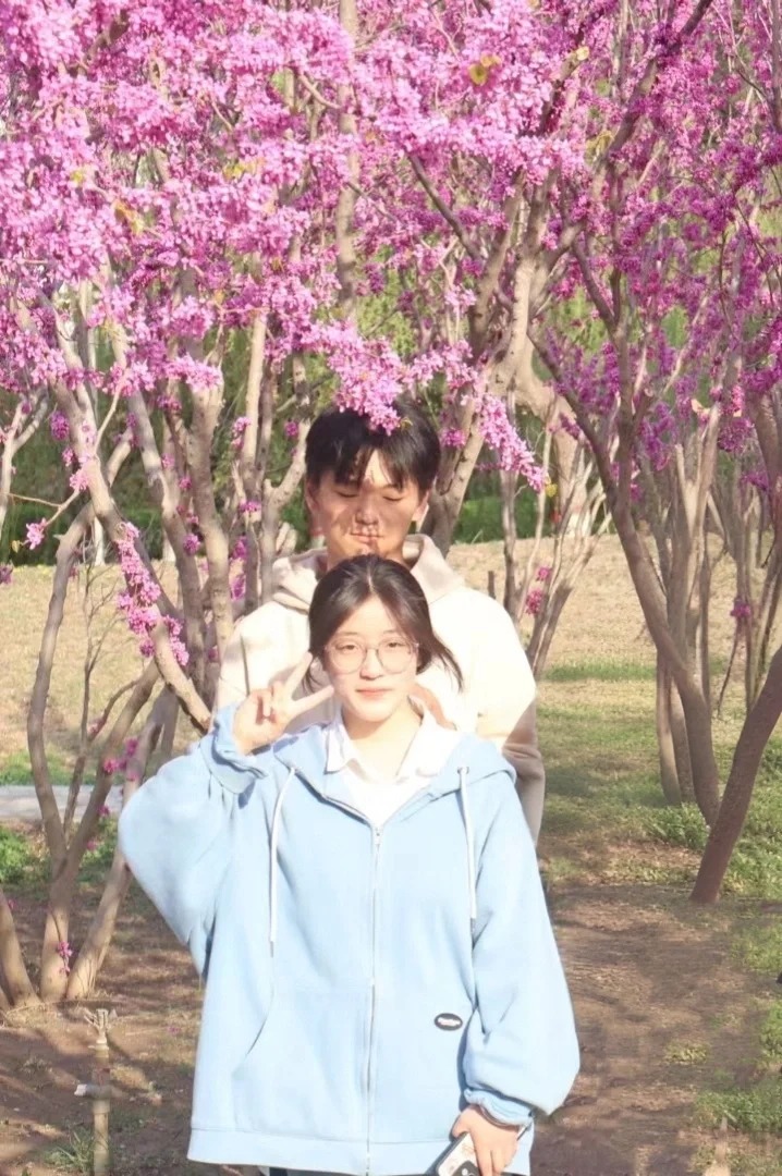 都求把后面的男生p掉
大家不要误会，原图是我们学生会部门好几个人在一起的照片。但