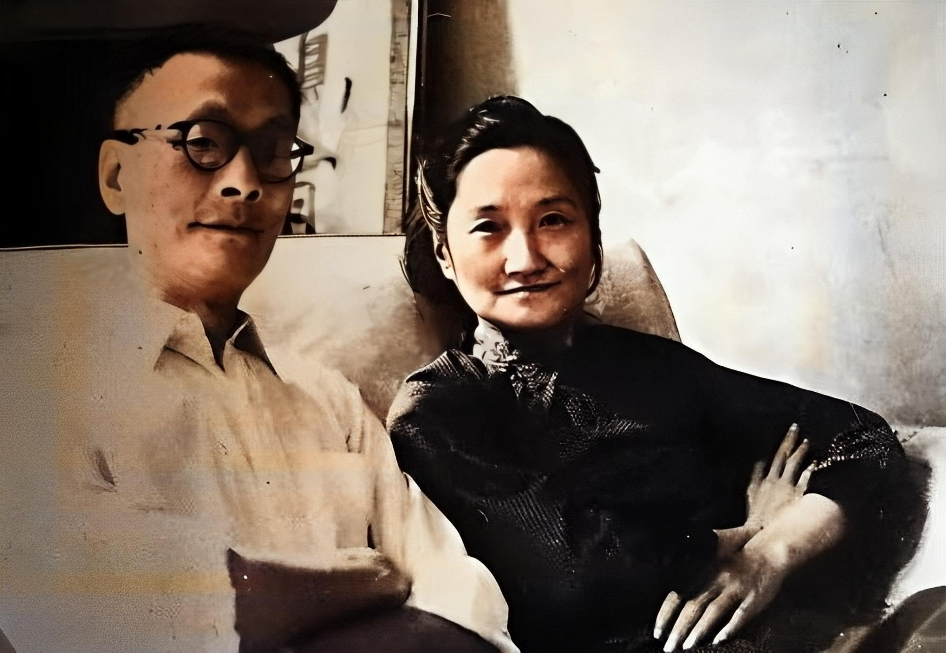 1932年，徐志摩去世第2年，陆小曼还靠徐家的救济生活。
徐父得知她与翁瑞午同居