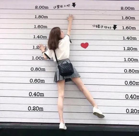 都说冯提莫只有1.4米，实际上她快1.6米了啊，这样也不算矮吧！