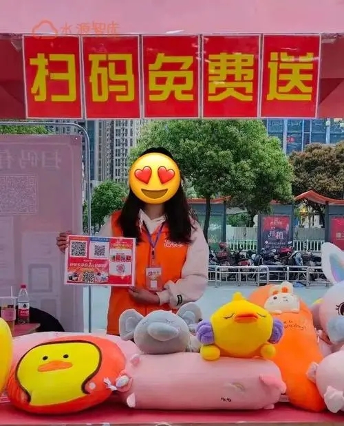 海南，一男子在街上扫码抽奖，抽中了一台价值三千多元的笔记本电脑。兑换奖品时，店家