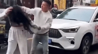 太冲动了！山东临沂，一男子因交通事故与一女子当街互殴，女子不敌男子，被男子连续击