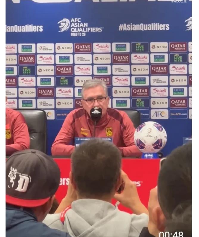 伊万赛前发布会，最后一个问题引全场大笑

中国队主教练伊万对日本队赛前发布会，最