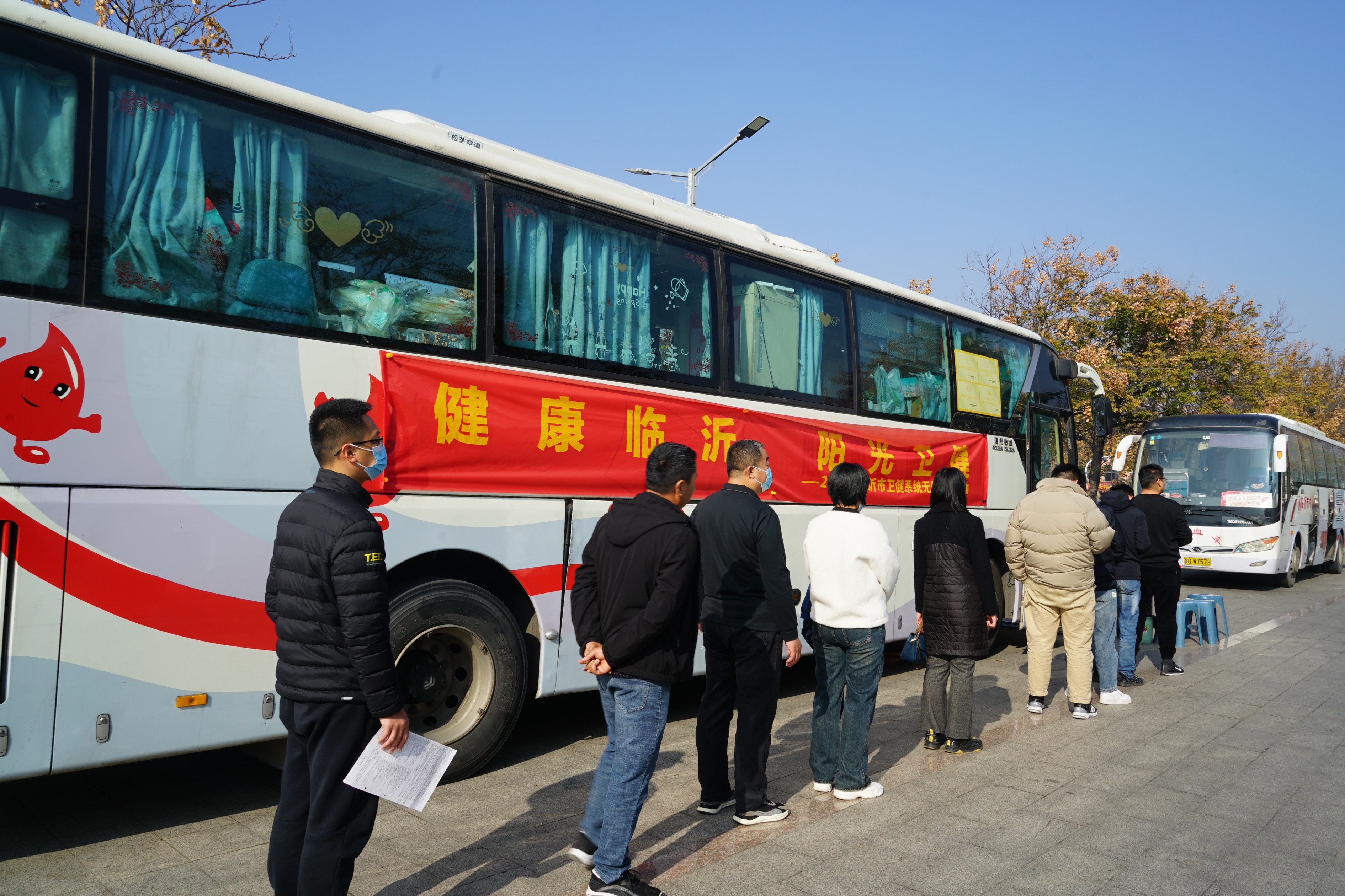 曾经流行的“无偿献血”，没有奖励依然有人积极参与，如今送牛奶、日用品，甚至给予现
