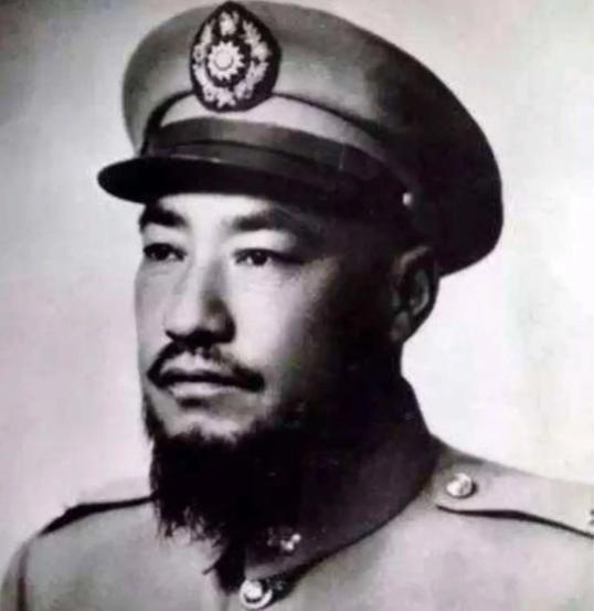 有一天，马步芳对七姨太马月兰说：“我要娶你的三个妹妹，你去给我做媒，七姨太马月兰