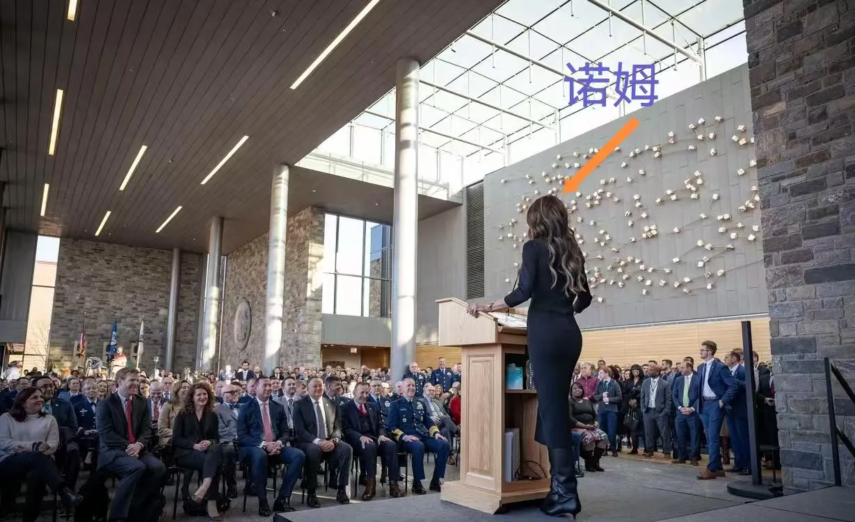 不得不说，特朗普选人用人的标准和原则有点任性！

美国国土安全部长诺姆，是一名女