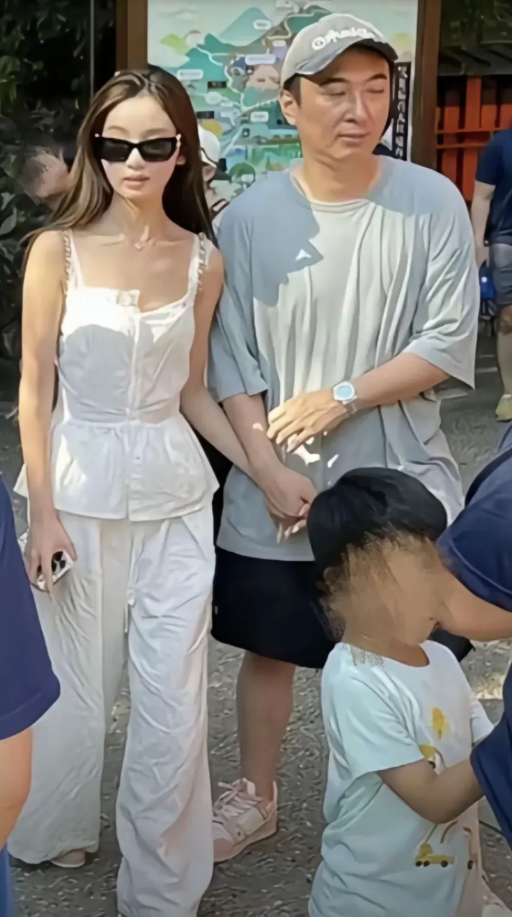 王思聪要不是万达集团大少爷，说句实话，就他这个长相，在我村里连媳妇都找不到，他的