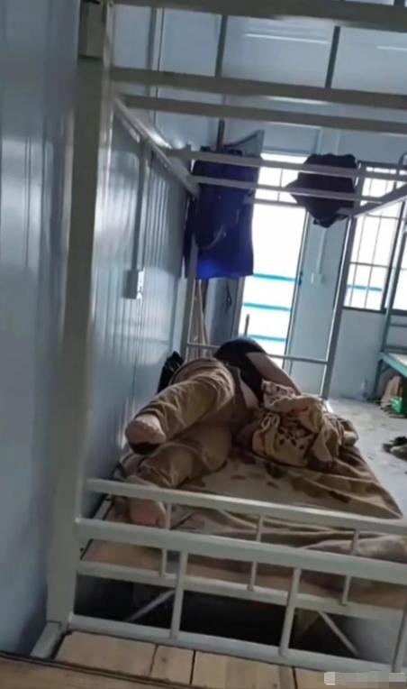 工头睡觉真奇怪啊