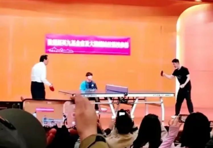 不知有人注意到没？看了马龙同马英九打球，我发现一个有趣的现象：

马龙情商太高了